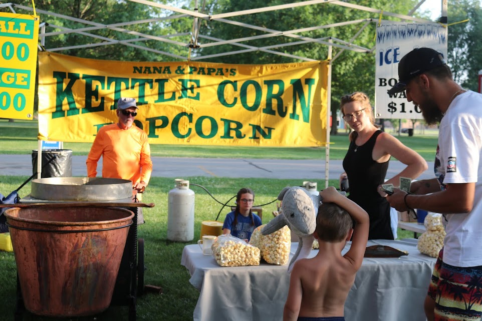 Picture of popcorn vendor.