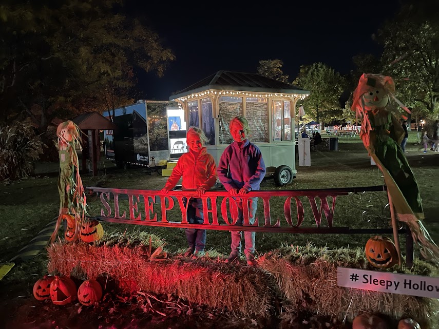 Picture of kids behind Sleepy Hollow sign